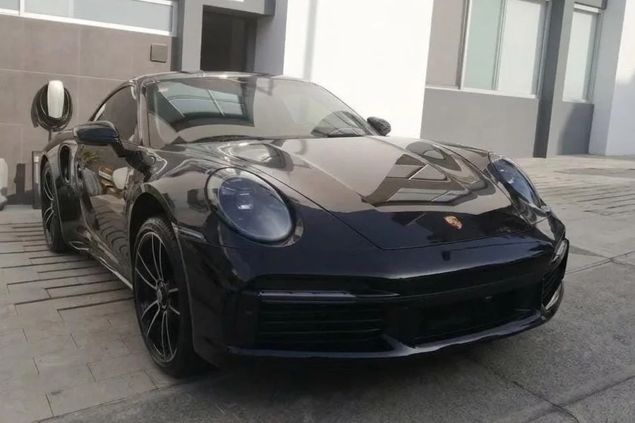 El mismo Porsche negro limpio y brillante después del detallado de SERVIRAM.