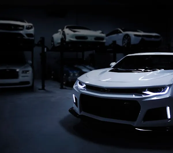 Acabado exterior de un automóvil deportivo blanco; fotografía de referencia.